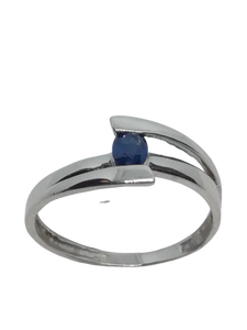 Bague en or gris, saphir