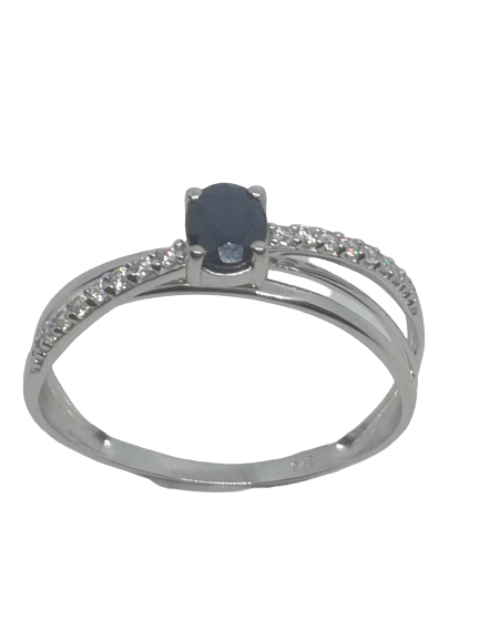 Bague en or gris, saphir et oxydes de zirconium